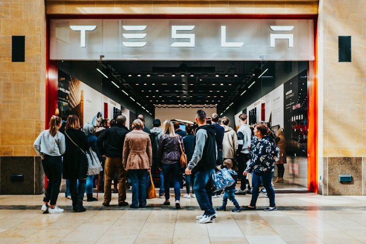 Imagine ilustrativă pentru Tesla și Mercedes-Benz: vizite în București