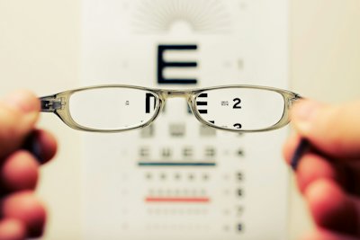Ochelari și testarea vederii – fotografie ilustrativă pentru SNOO 2026